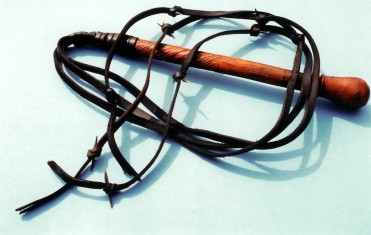16-01-02-a-a-reconstructed-roman-flogging-whip-with-iron-barbs-1024x6501