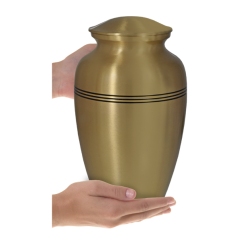 cremation-urn-8344a-hands-6001